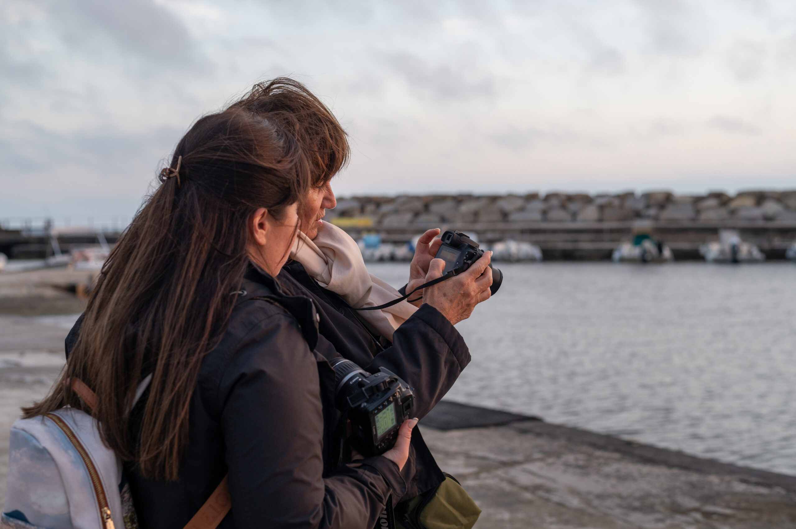 Partecipanti al laboratorio durante un’uscita fotografica sul mare