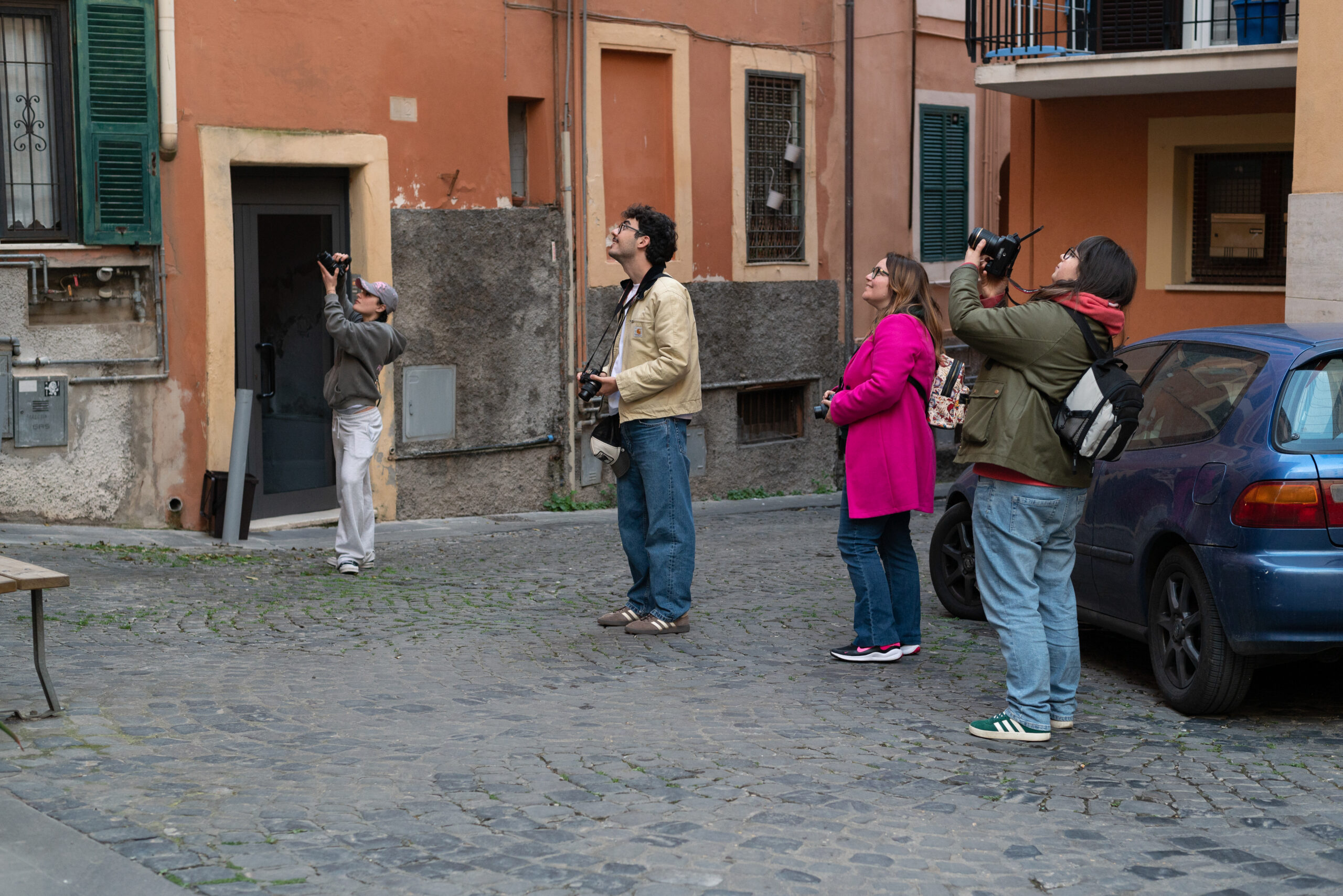 Gruppo del laboratorio impegnato in una sessione fotografica urbana