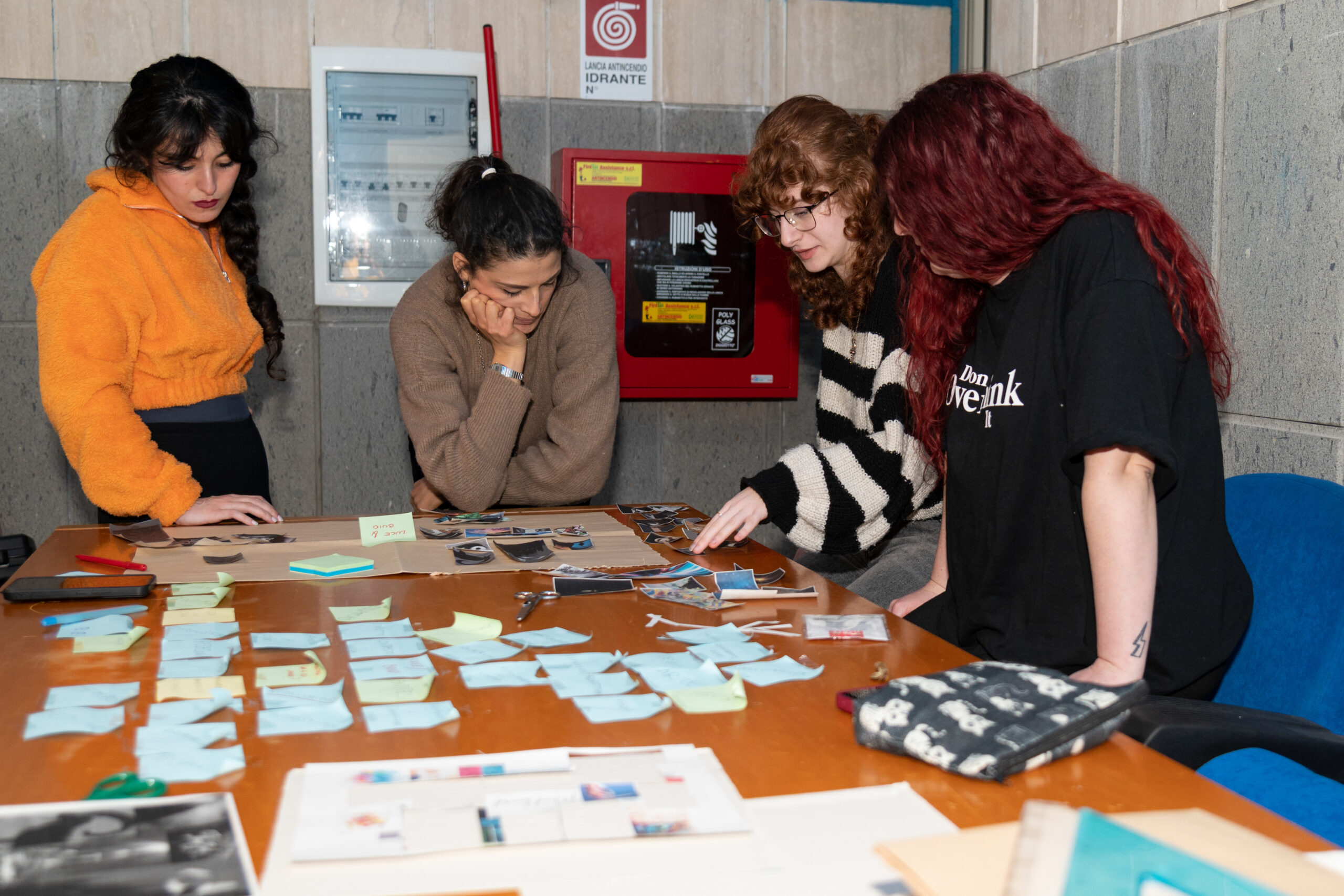 Partecipanti selezionano e organizzano fotografie durante il laboratorio