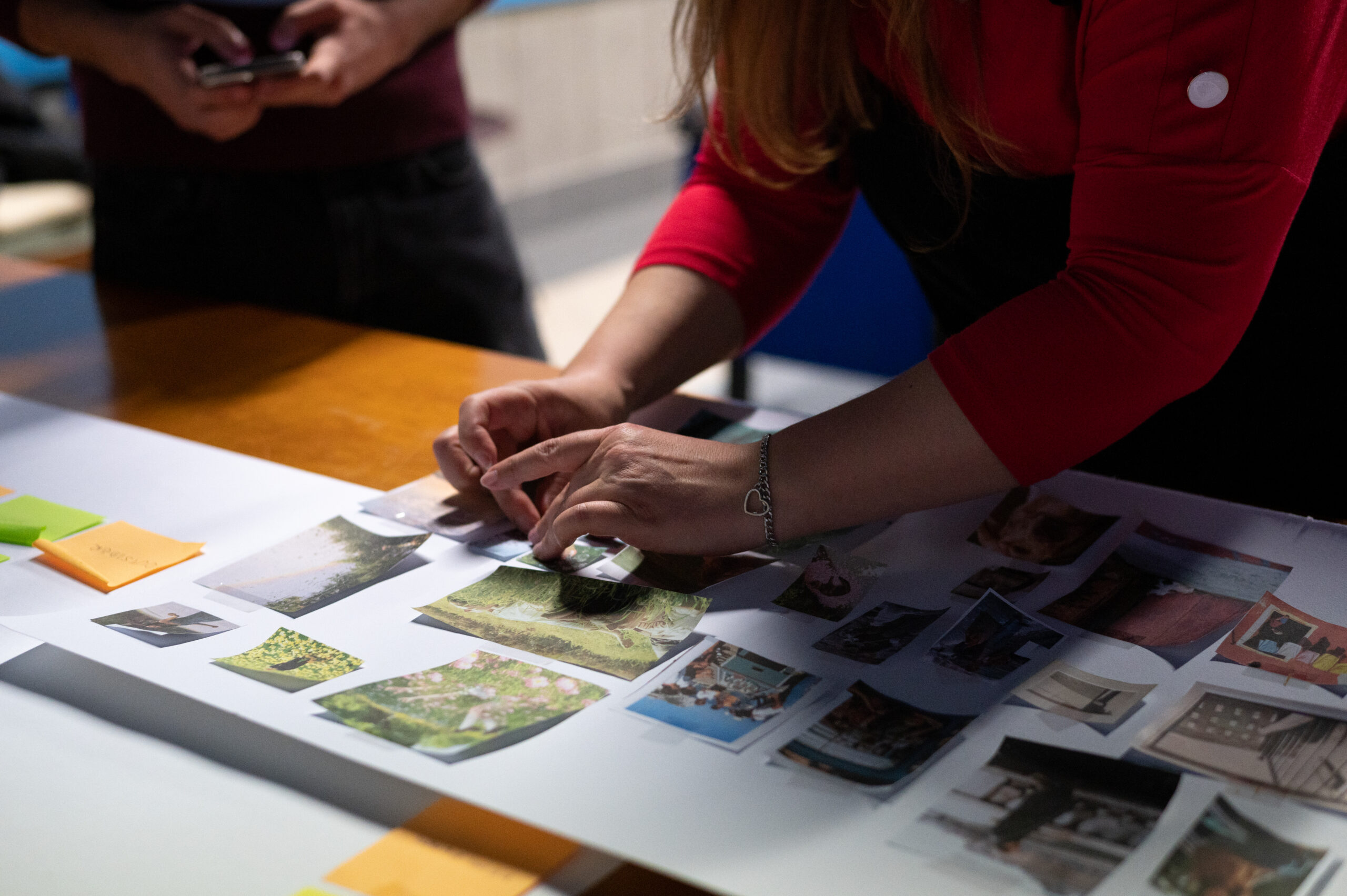 Selezione e revisione delle fotografie su un tavolo