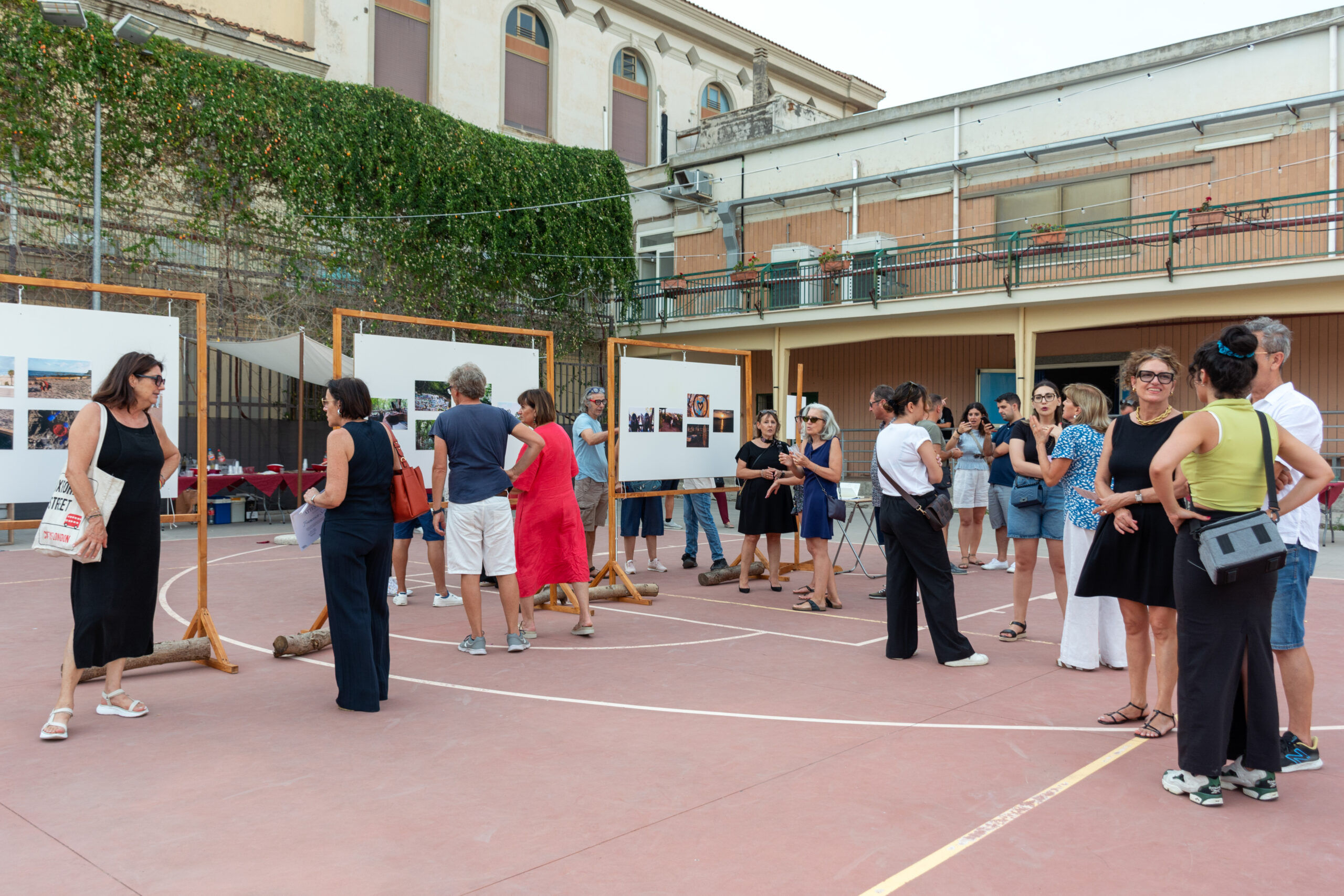 Visitatori alla mostra fotografica del laboratorio