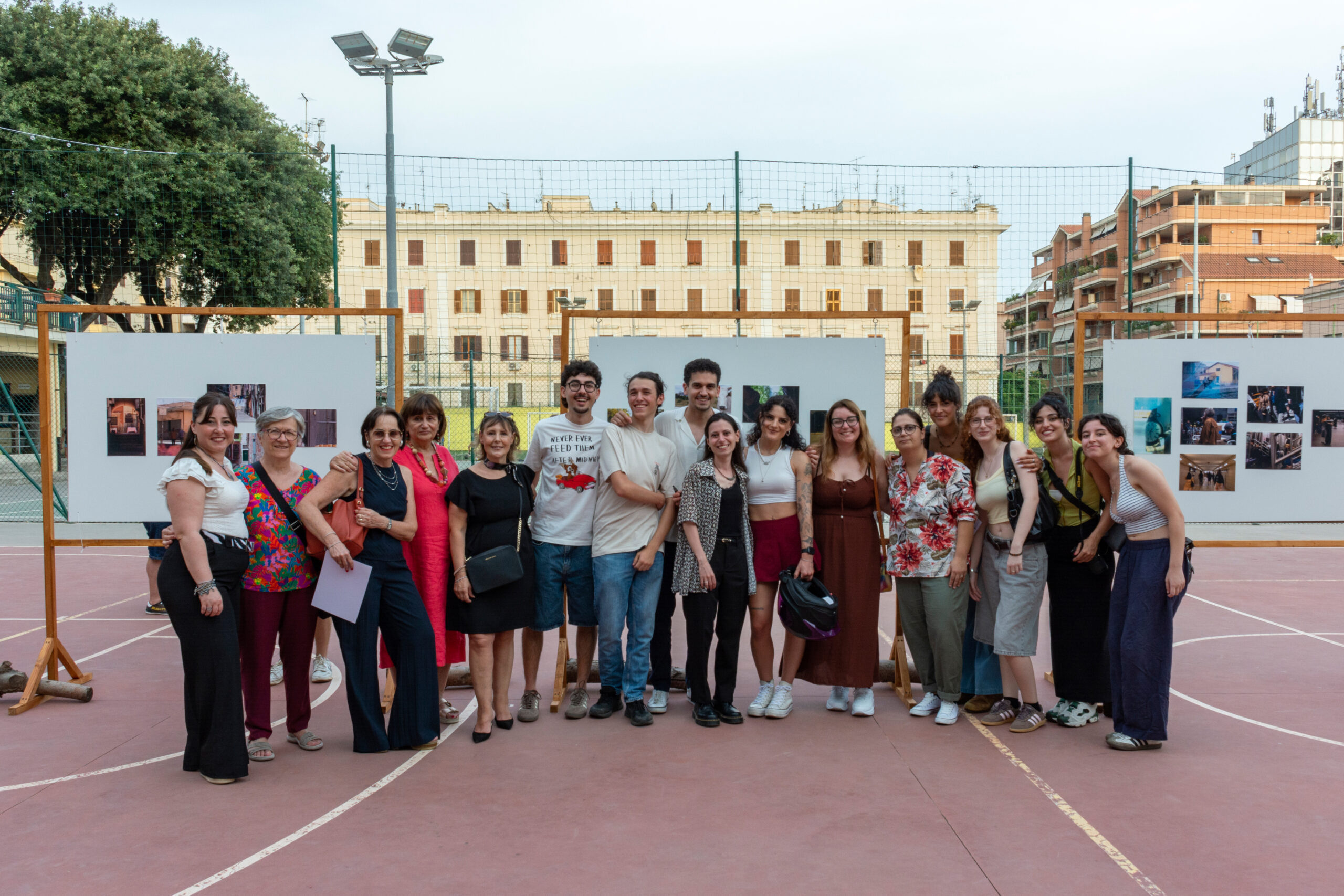Foto di gruppo dei partecipanti alla mostra fotografica